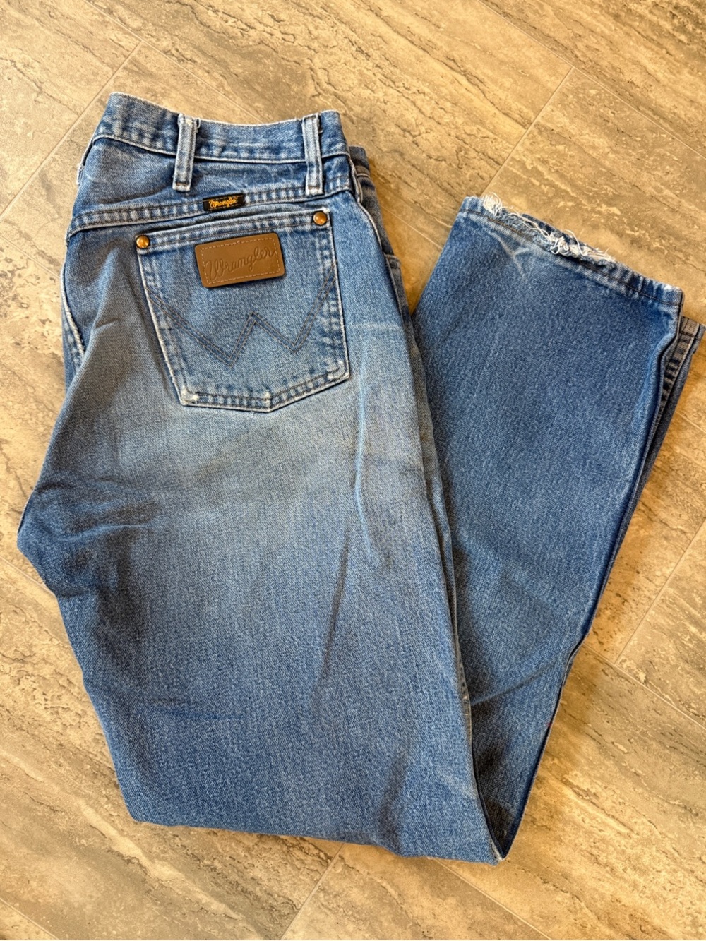 Wrangler Straight Leg Medium Blue Destroyed Denim Jeans size 34x32